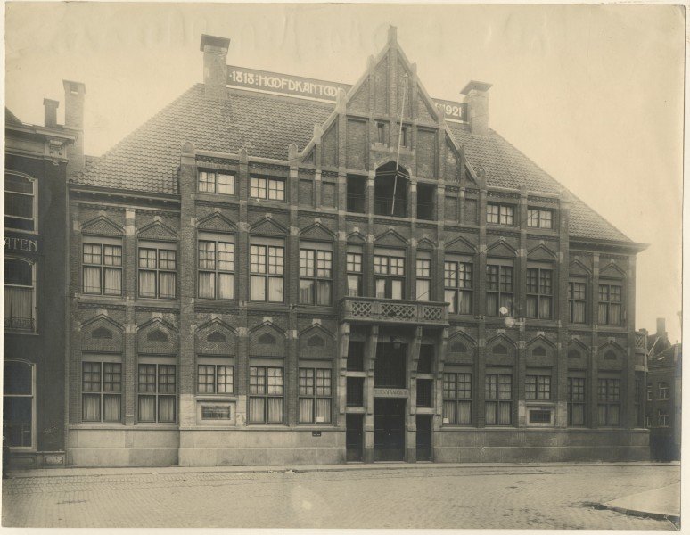 Oude foto van de Nutsspaarbank aan de Riviervismarkt in Den Haag
