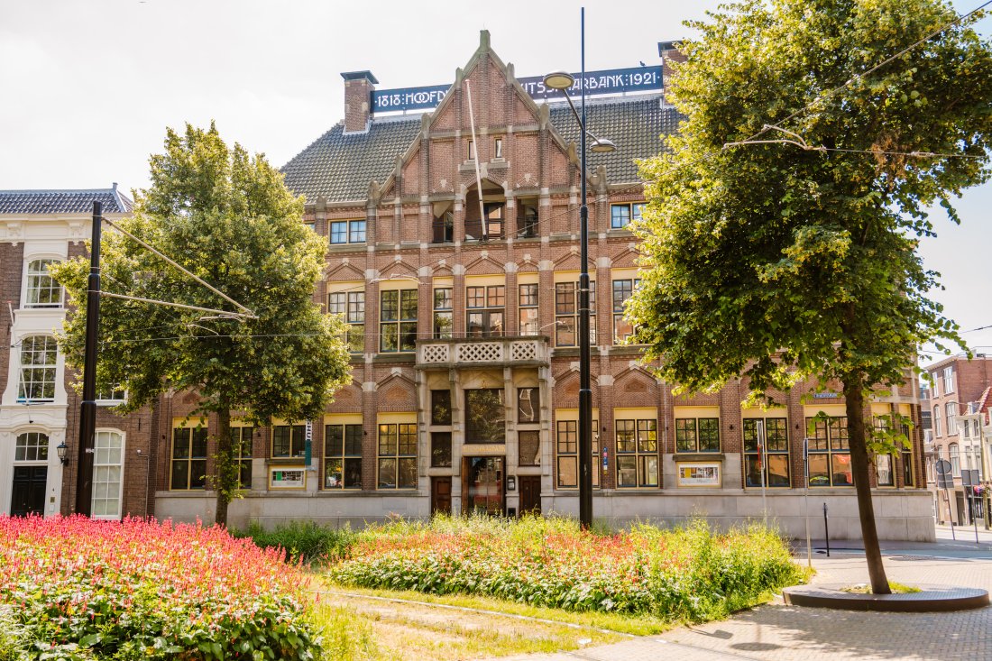 Voorkant van Het Nutshuis in Den Haag