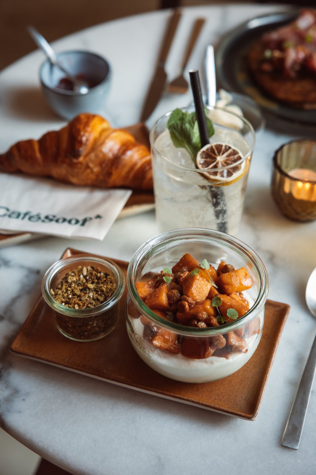 Lekker ontbijten bij Café Soof in Het Nutshuis. Foto door Sophia van den Hoek