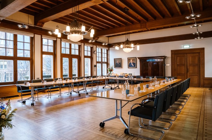 Commisarissenzaal in Het Nutshuis in u-vorm