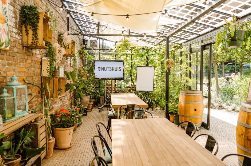 Kas in de tuin van Het Nutshuis