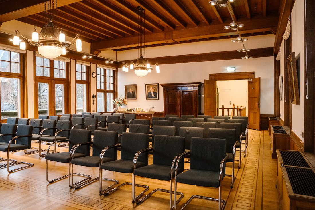 Commisarissenzaal in Het Nutshuis in theater-opstelling voor ceremonie trouwerij / bruiloft / trouwen