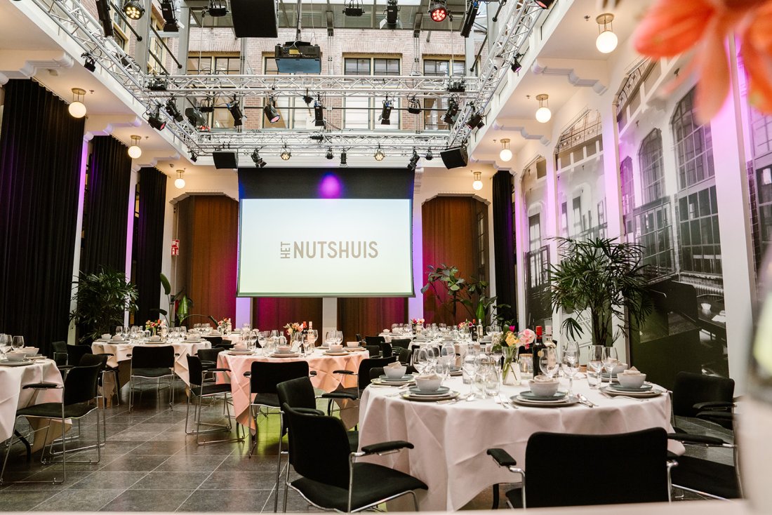 Bankhal in Het Nutshuis in diner-opstelling voor trouwerij / bruiloft