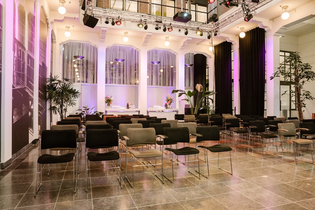 Bankhal in Het Nutshuis in theater-opstelling voor trouwceremonie