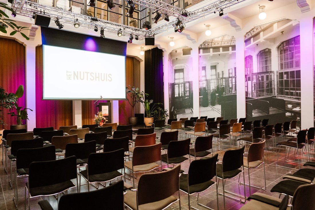 Bankhal in Het Nutshuis in theateropstelling met scherm