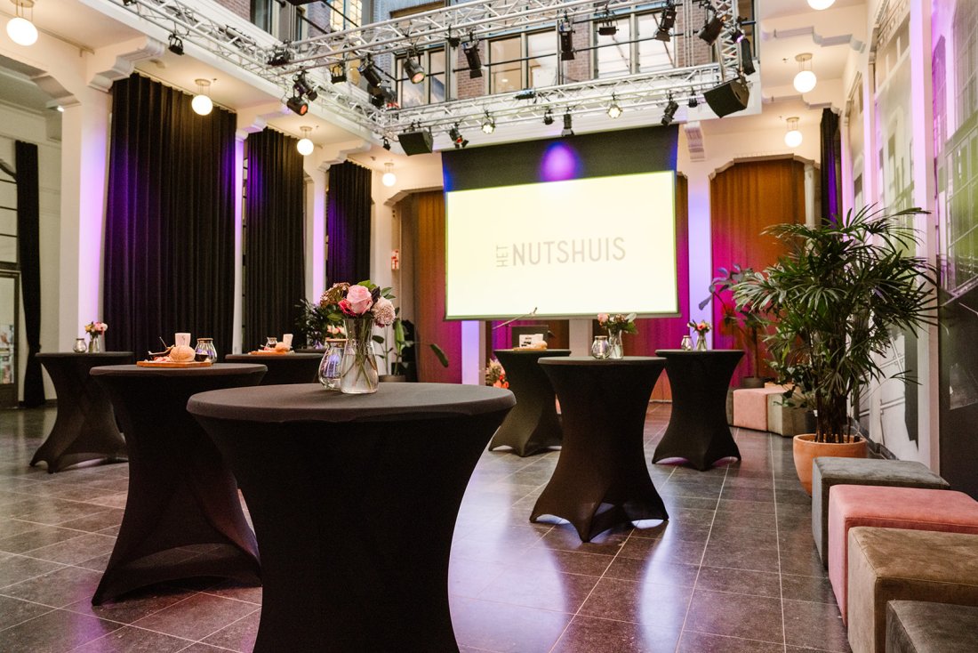 Bankhal in Het Nutshuis in borrel-opstelling