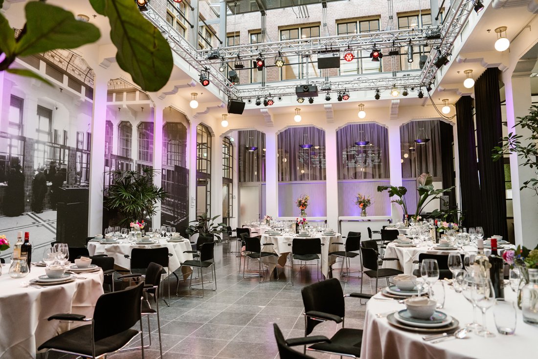 Bankhal in Het Nutshuis in dineropstelling voor trouwerij